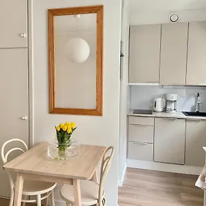 Just Renovated Stylish Nordic By Tram Stop Appartement